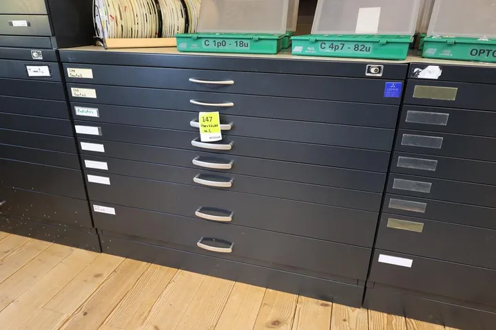 1 x C + P Flachablageschrank inkl. Inhalt Maße: 110 x 77 x 87 cm